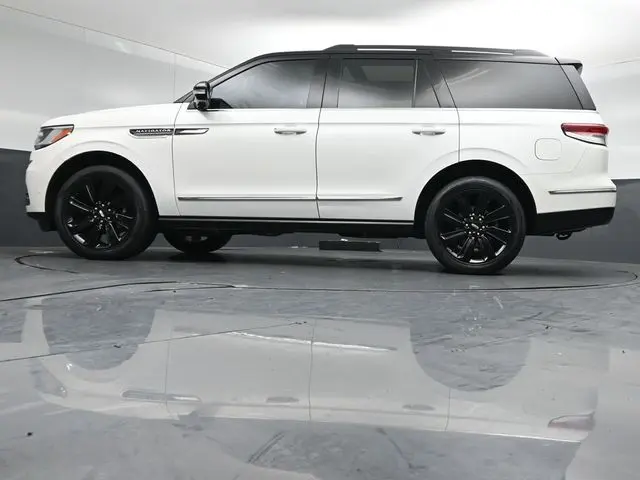 2023 Lincoln Navigator - $65,999