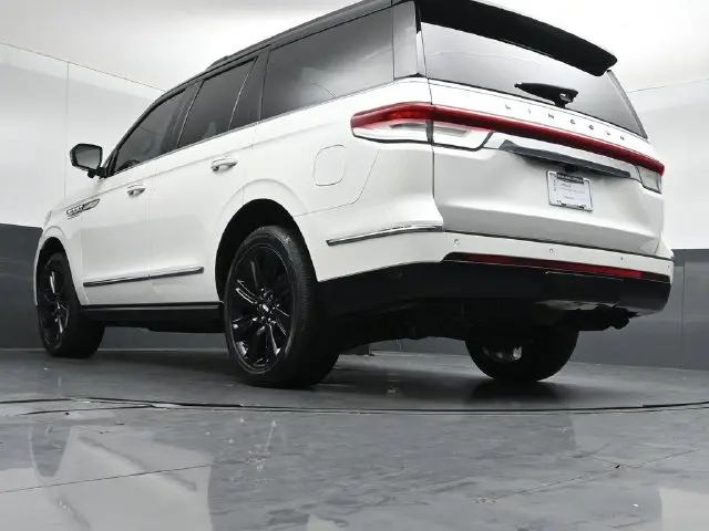 2023 Lincoln Navigator - $65,999