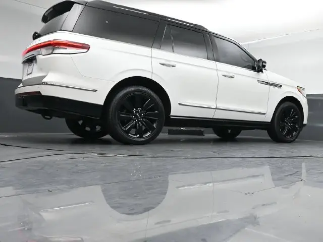 2023 Lincoln Navigator - $65,999