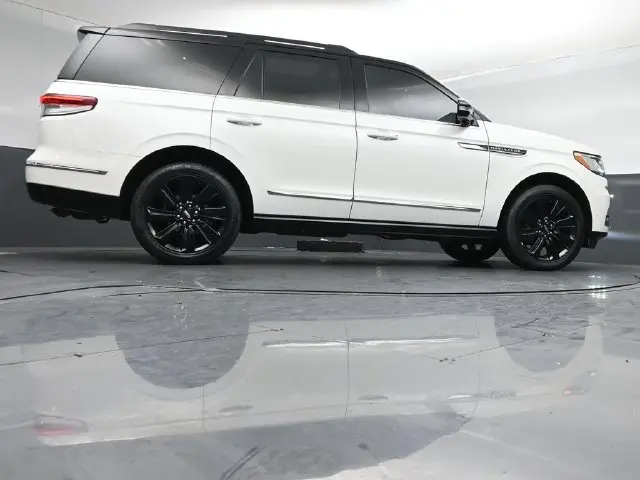 2023 Lincoln Navigator - $65,999