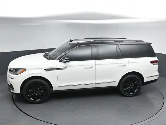 2023 Lincoln Navigator - $65,999