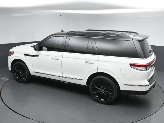 2023 Lincoln Navigator - $65,999