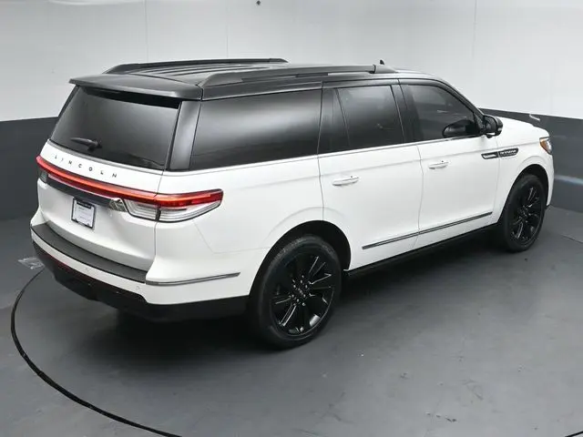 2023 Lincoln Navigator - $65,999