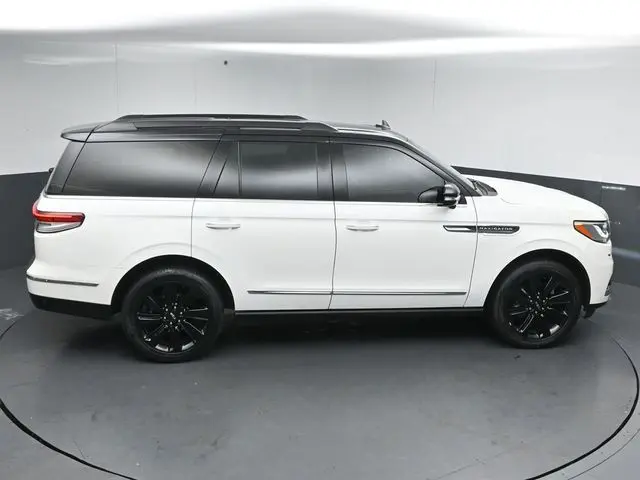 2023 Lincoln Navigator - $65,999