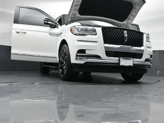 2023 Lincoln Navigator - $65,999
