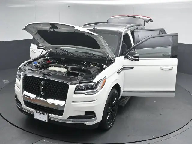 2023 Lincoln Navigator - $65,999