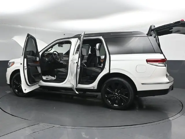 2023 Lincoln Navigator - $65,999