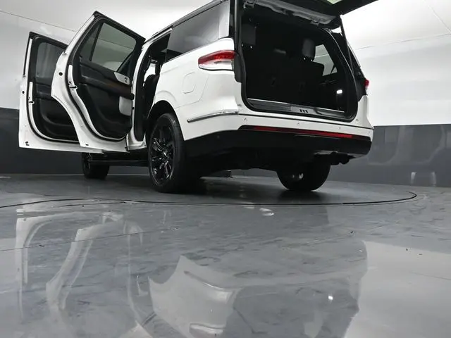 2023 Lincoln Navigator - $65,999