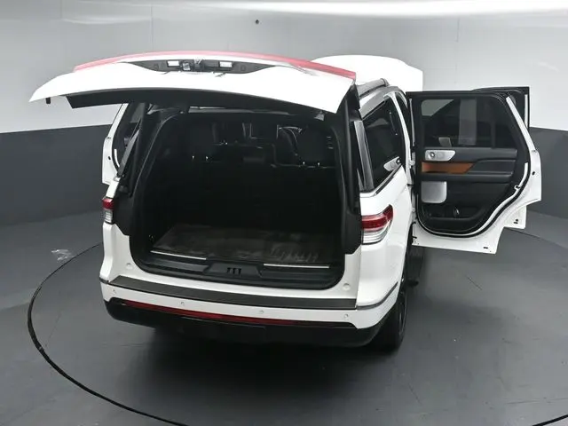 2023 Lincoln Navigator - $65,999