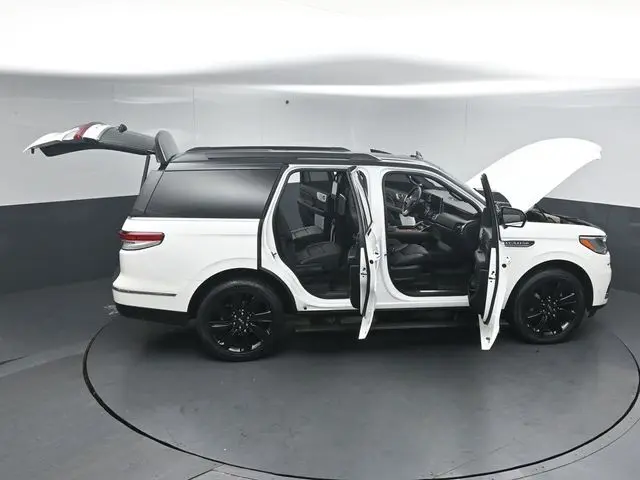 2023 Lincoln Navigator - $65,999