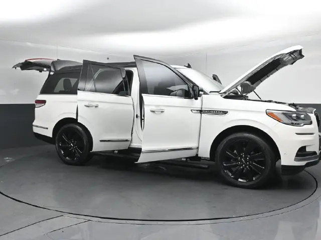 2023 Lincoln Navigator - $65,999
