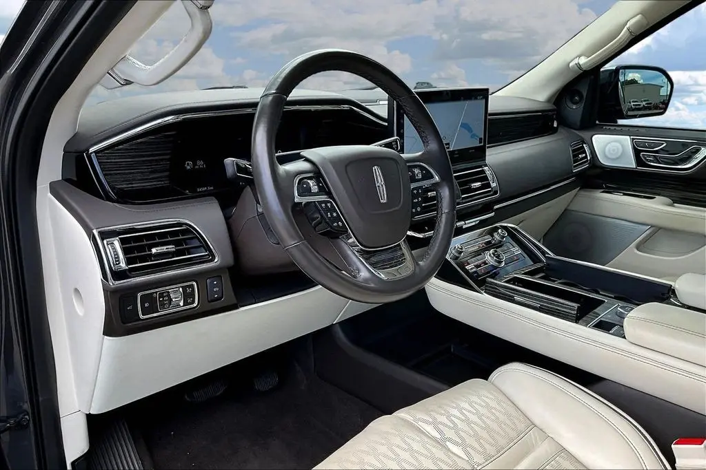2023 Lincoln Navigator - $64,500
