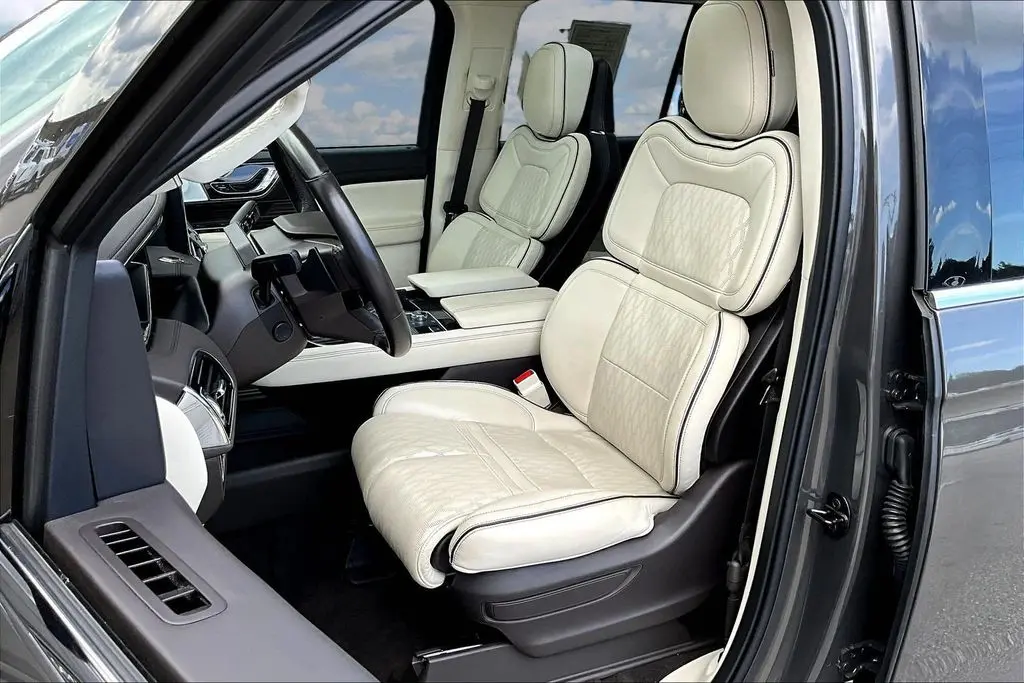 2023 Lincoln Navigator - $64,500