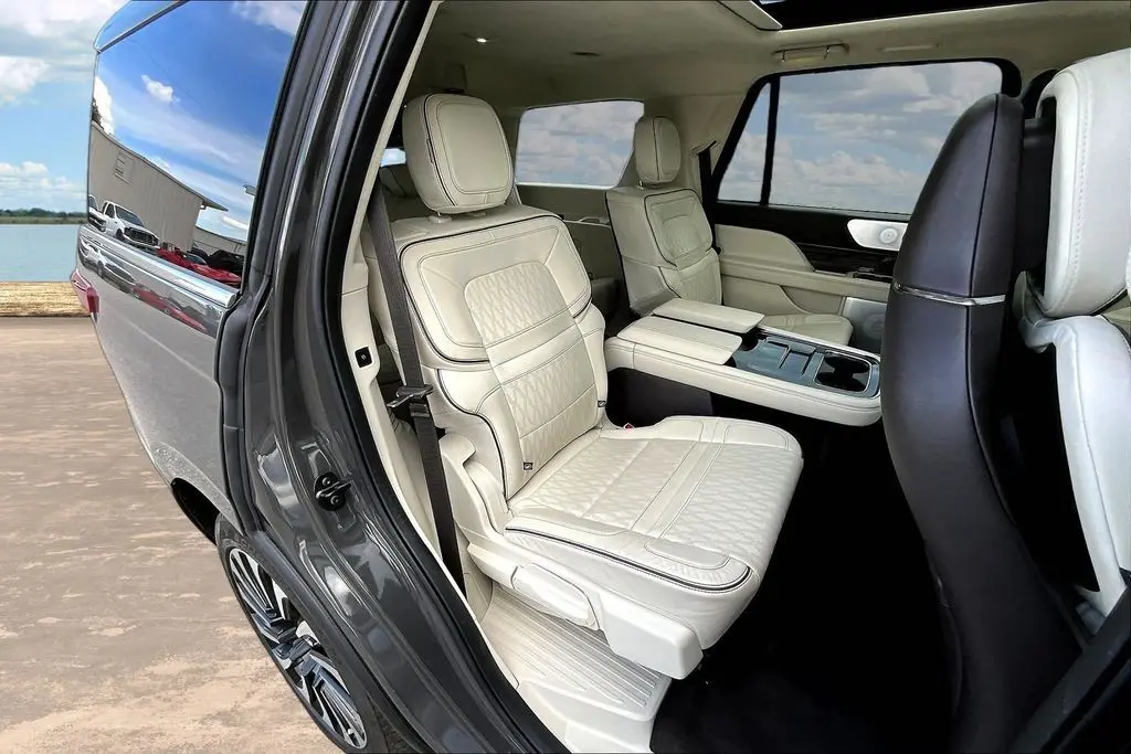 2023 Lincoln Navigator - $64,500