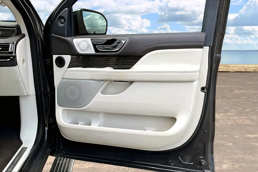 2023 Lincoln Navigator - $64,500