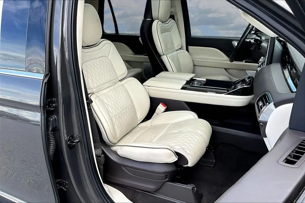 2023 Lincoln Navigator - $64,500