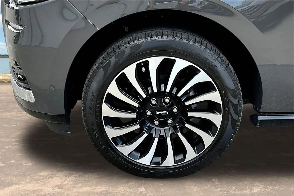 2023 Lincoln Navigator - $64,500