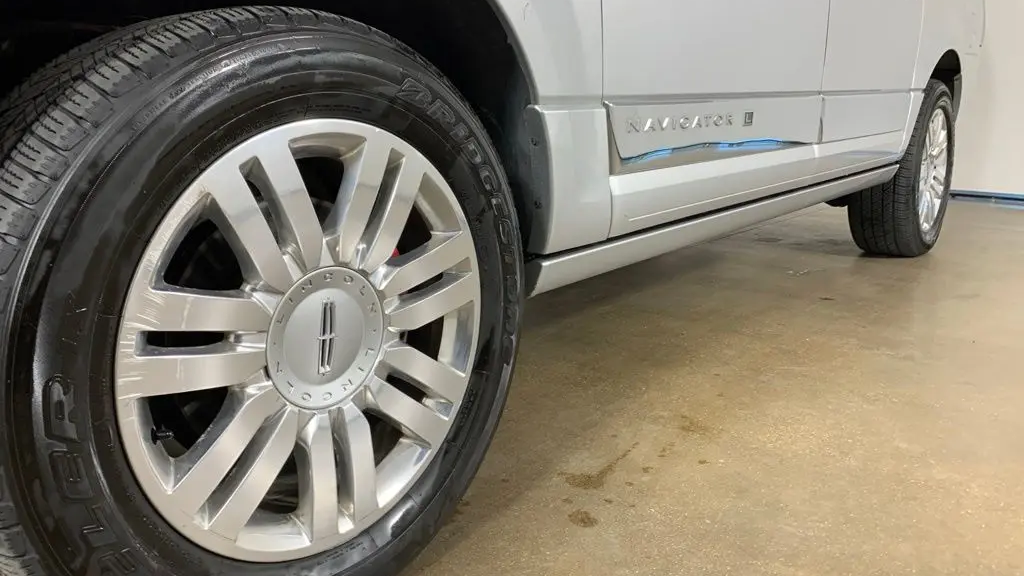 2012 Lincoln Navigator L Base