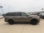 2023 Navigator L Thumbnail 10