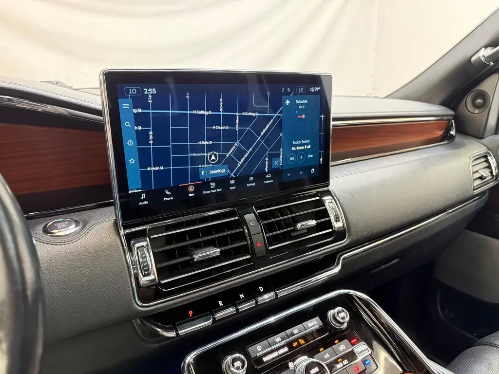 2022 Lincoln Navigator - $39,425