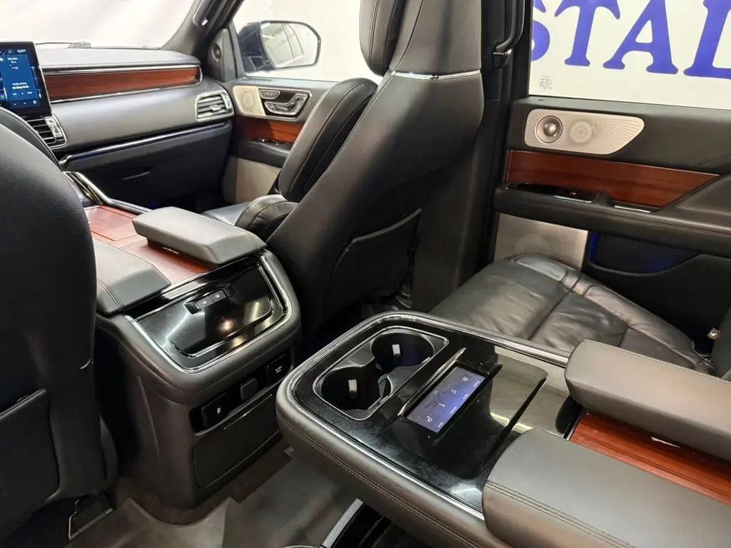 2022 Lincoln Navigator - $39,425