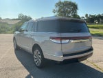 2023 Navigator L Thumbnail 2