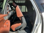2025 Navigator L Thumbnail 24