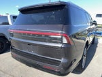 2025 Navigator L Thumbnail 3
