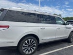 2023 Navigator L Thumbnail 8