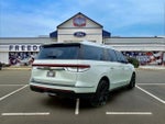 2024 Navigator L Thumbnail 4