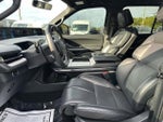2025 Navigator L Thumbnail 8