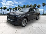 2025 Navigator L Thumbnail 3