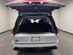2025 Navigator L Thumbnail 11