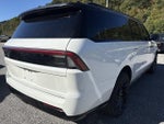 2025 Navigator L Thumbnail 3