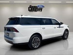 2025 Navigator L Thumbnail 17