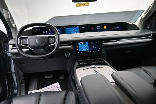 2025 Lincoln Navigator - $81,999