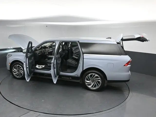 2025 Lincoln Navigator - $81,999