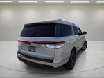 2023 Navigator L Thumbnail 4