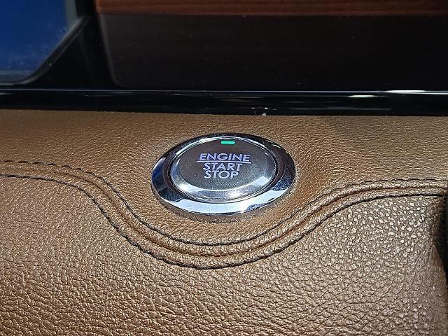 2022 Lincoln Navigator - $61,999