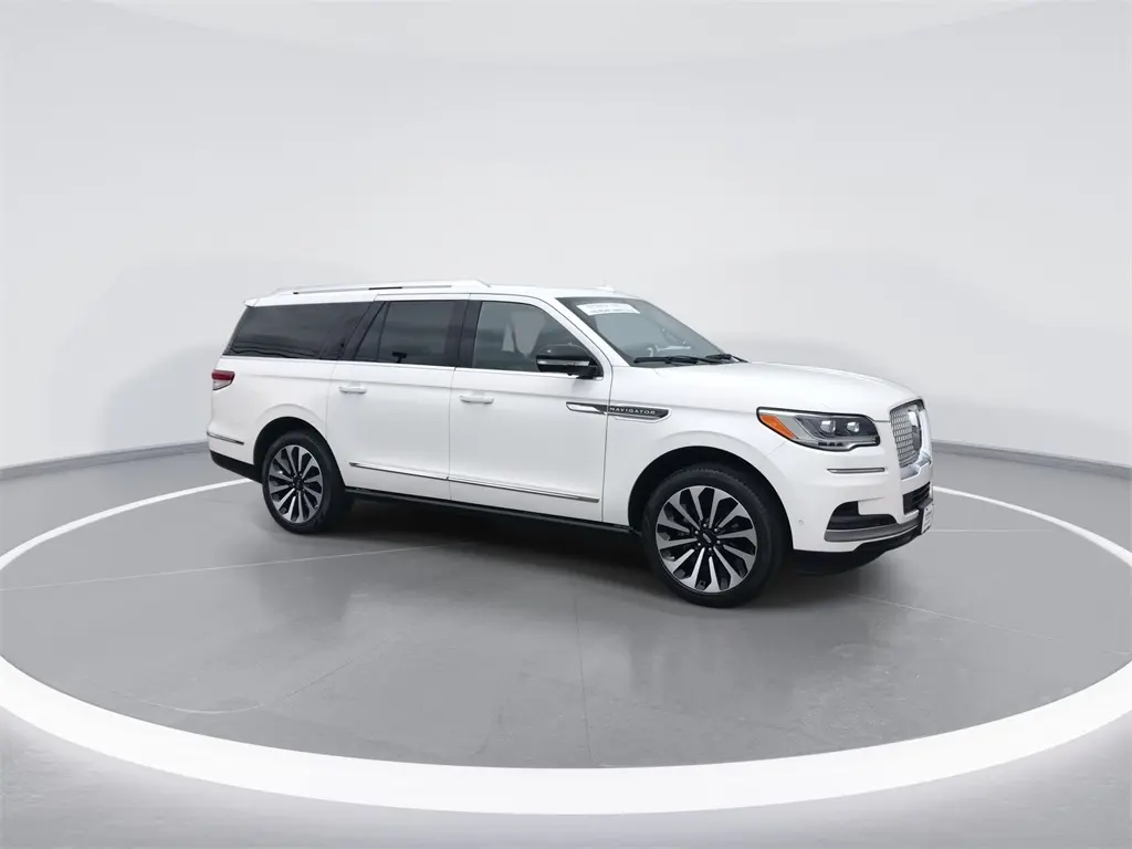 2022 Lincoln Navigator L Reserve — photo 1 of 12