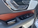 2022 Navigator L Thumbnail 3