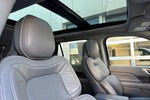 2019 Navigator L Thumbnail 18