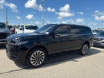 2025 Navigator L Thumbnail 2