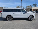 2025 Navigator L Thumbnail 2