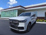 2025 Navigator L Thumbnail 8
