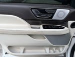 2023 Navigator L Thumbnail 9