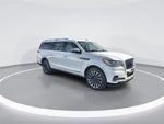 2024 Navigator L Thumbnail 2