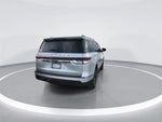 2024 Navigator L Thumbnail 8