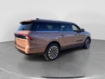 2025 Navigator L Thumbnail 3