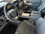 2023 Navigator L Thumbnail 9